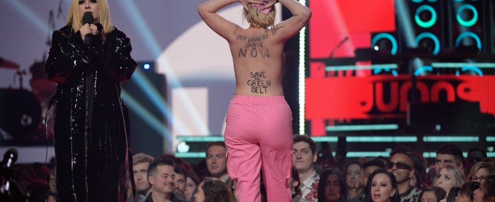 Avril Lavigne dit à une manifestante aux seins nus de « sortir de la scène F— Off » lors du discours des prix Juno Les plus populaires doivent être lus