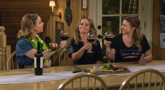 D.J., Kimmy and Stephanie drinking wine in the kitchen in Fuller House