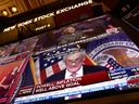 Le président du Conseil de la Réserve fédérale américaine, Jerome Powell, apparaît sur un écran sur le parquet de la Bourse de New York lors d'une conférence de presse à la suite d'une annonce des taux de la Fed le 1er février 2023. 