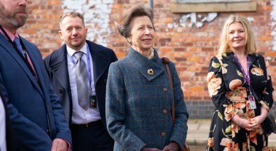 Coronation Street visitée par la princesse Anne à propos du scénario d'une attaque à l'acide