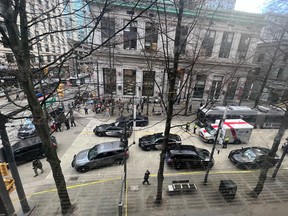 La scène de l'attaque au couteau devant le Starbucks dans les rues Granville et Pender au centre-ville de Vancouver le dimanche 26 mars 2023. (Soumis)