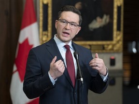 Le chef conservateur Pierre Poilievre répond à la question d'un journaliste dans le Foyer de la Chambre des communes, à Ottawa, le 21 février 2023.
