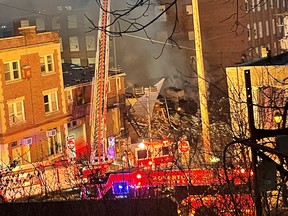 Une vue générale montre de la fumée sortant d'une chocolaterie après le déclenchement d'un incendie, à West Reading, Pennsylvanie, le 24 mars 2023 sur cette photo obtenue à partir des médias sociaux.