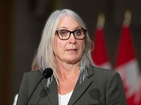 La ministre des Services aux Autochtones, Patty Hajdu, prend la parole lors d'une conférence de presse à Ottawa.