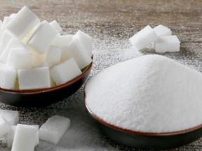 Du sucre blanc granulé et des cubes de sucre sont visibles sur cette illustration prise le 16 décembre 2018.