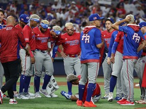 Edwin Diaz de Porto Rico est blessé sur le terrain après avoir célébré une victoire 5-2 contre la République dominicaine lors de leur match de la Classique mondiale de baseball au parc LoanDepot le 15 mars 2023 à Miami.