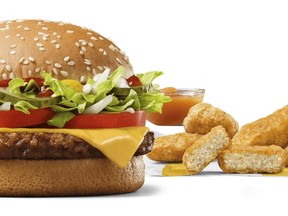 Cette image publiée par McDonald's montre le burger à base de plantes McPlant et les nouveaux McPlant Nuggets à base de plantes.  Les pépites seront disponibles avec le burger dans les restaurants McDonald's en Allemagne à partir du 22 février.