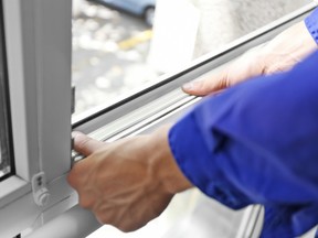 Équiper la maison de fenêtres éconergétiques, d'isolation, de chauffage, de ventilation et de climatisation aide à réduire la consommation d'énergie et les coûts.