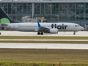 Un avion de Flair Airlines atterrit à l'aéroport international de Vancouver (YVR) le samedi 31 décembre 2022.