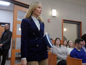 Gwyneth Paltrow entre dans la salle d'audience pour son procès, le jeudi 30 mars 2023, à Park City, Utah.