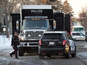 La police d'Edmonton répond à un incident de fusillade dans le nord-ouest de la ville.  Les agents confirment qu'ils pleurent la perte de deux patrouilleurs.