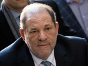 Les cas impliquant le producteur de films Harvey Weinstein présentaient de nombreux traits de harcèlement sexuel lié au travail.