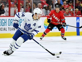 Morgan Rielly des Maple Leafs de Toronto déplace la rondelle contre les Hurricanes de la Caroline lors de la deuxième période de leur match au PNC Arena le 6 novembre 2022 à Raleigh, en Caroline du Nord.