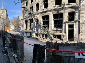Les pompiers de Montréal ont confirmé le 20 mars 2023 que le corps qu'ils ont retrouvé dans les décombres d'un incendie du Vieux-Montréal dimanche était celui d'une femme.  Il y a six autres personnes portées disparues.