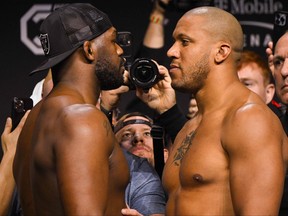 Le combattant américain d'arts martiaux mixtes Jon Jones (à gauche) et le combattant français d'arts martiaux mixtes Ciryl Gane s'affrontent lors de la cérémonie de pesée avant leur combat pour le titre des poids lourds UFC 285 au MGM Garden Arena, à Las Vegas, Nevada le 3 mars 2023 .