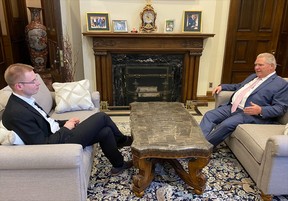 Sebastian Wolf, chef de l'exploitation (PowerCO SE) rencontre le premier ministre de l'Ontario, Doug Ford, à Queen's Park.  POLYCOPIÉ