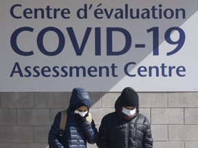 Des personnes quittent un centre d'évaluation de la COVID-19 le samedi 14 mars 2020 à Ottawa.