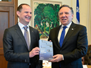 Le ministre des Finances du Québec, Éric Girard, et le premier ministre François Legault tiennent une copie du dernier budget de la province, publié le 21 mars. 