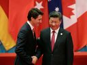 Le président chinois Xi Jinping serre la main du premier ministre Justin Trudeau lors du sommet du G20 à Hangzhou, en Chine, en 2016.