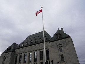 Le drapeau de la Cour suprême du Canada flotte sur le mât est à Ottawa, le lundi 28 novembre 2022.