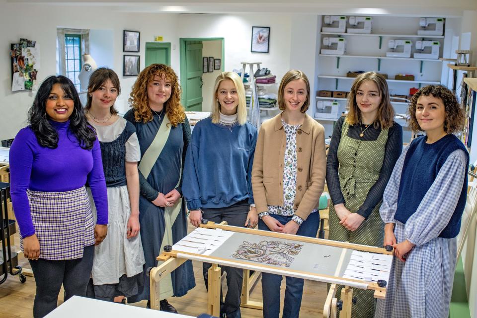 Des étudiants de la Prince's Foundation à l'atelier de formation Chanel Métiers d'Arts à Highgrove le 3 mars (Leanne Punshon, Little Bird Photography).