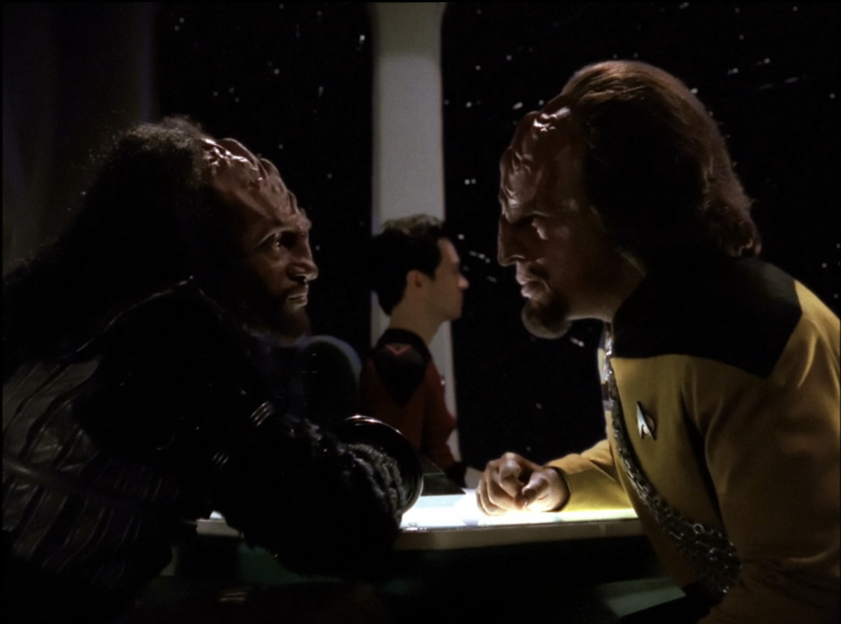 Kurn (Tony Todd) parle à son frère Worf (Michael Dorn) de profil dans le bar Enterprise