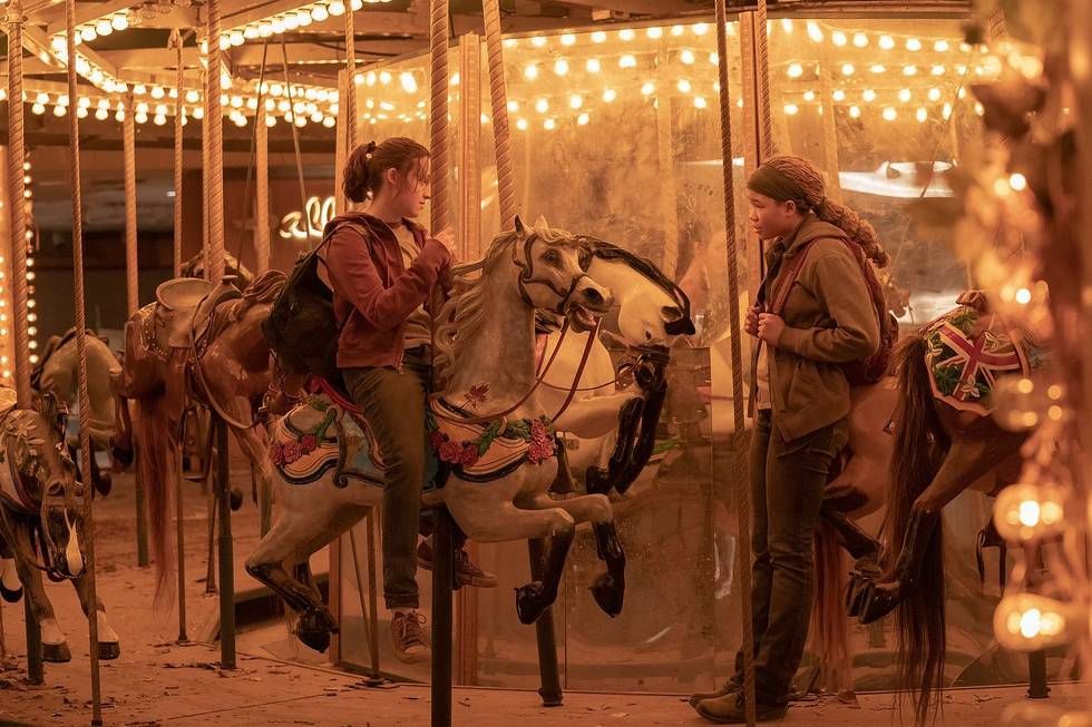 Ellie (Bella Ramsey) assise sur un cheval de carrousel et parlant à Riley (Storm Reid)