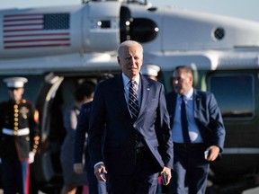 Le président américain Joe Biden monte à bord d'Air Force One le 9 mars 2023.