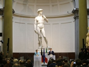 La chancelière allemande Angela Merkel, à gauche, et le Premier ministre italien Matteo Renzi prennent la parole lors d'une conférence de presse devant Michelangelo's "Statue de David" après leur sommet bilatéral à Florence, en Italie, le 23 janvier 2015.