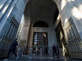 Les gens sortent du bâtiment où la banque Credit Suisse a son siège à New York, États-Unis