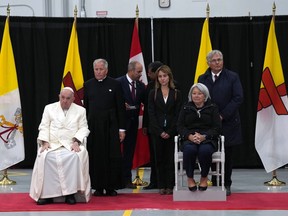 Le pape François et la gouverneure générale Mary Simon assistent à une danse traditionnelle lors du dernier événement public de sa visite papale à travers le Canada alors qu'il se prépare à quitter Iqaluit, au Nunavut, le vendredi 29 juillet 2022.