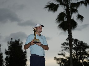 Scottie Scheffler célèbre après avoir remporté le tournoi de golf The Players Championship, le dimanche 12 mars 2023, à Ponte Vedra Beach, en Floride.