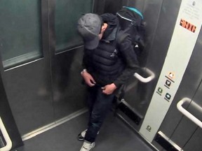 Dans cette photo d'archive prise le 22 mai 2017 et publiée par la Manchester Arena Inquiry à Manchester, en Angleterre, le 8 septembre 2020, montre le kamikaze Salman Abedi portant un sac à dos dans l'ascenseur de la gare Victoria à Manchester.