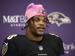 Le quart-arrière des Ravens de Baltimore, Lamar Jackson, s'adresse aux médias lors d'une conférence de presse après un match de football de la NFL contre les Bengals de Cincinnati, le 9 octobre 2022, à Baltimore.