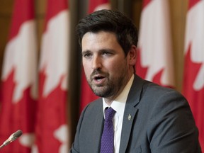 Le ministre de l'Immigration, des Réfugiés et de la Citoyenneté, Sean Fraser, prend la parole lors d'une conférence de presse à Ottawa, le 6 avril 2022.