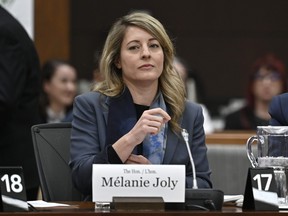 La ministre des Affaires étrangères Mélanie Joly se prépare à comparaître devant le Comité permanent de la procédure et des affaires de la Chambre pour répondre aux questions sur l'ingérence électorale étrangère, sur la Colline du Parlement à Ottawa, le jeudi 9 mars 2023.
