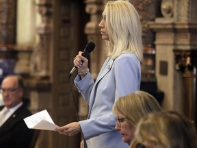 La sénatrice de l'État du Kansas, Renee Erickson, D-Wichita, l'explique "Oui" vote sur une proposition d'interdiction des athlètes transgenres dans les sports féminins et féminins K-12, clubs et collèges, le jeudi 9 mars 2023, à la Statehouse de Topeka, Kan.