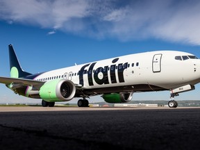 Un avion de Flair Airlines est représenté sur une photo d'archive.