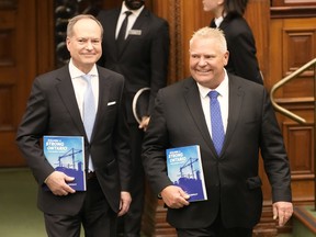 Le ministre des Finances de l'Ontario, Peter Bethlenfalvy, à gauche, et le premier ministre Doug Ford arrivent pour déposer le budget provincial à l'Assemblée législative de Queen's Park, à Toronto, le jeudi 23 mars 2023.