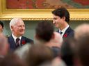 Le premier ministre Justin Trudeau se tient aux côtés du gouverneur général David Johnston après avoir été assermenté en tant que premier ministre à Rideau Hall à Ottawa le mercredi 4 novembre 2015.