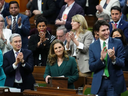 La vice-première ministre et ministre des Finances Chrystia Freeland reçoit des applaudissements alors qu'elle présente le budget fédéral à la Chambre des communes sur la Colline du Parlement à Ottawa le 28 mars.