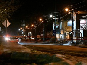 Un ruban de police protège le périmètre d'un accident mortel à Amqui, au Québec, le lundi 13 mars 2023.