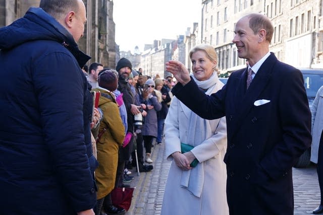 Le prince Edward reçoit le titre de duc d'Édimbourg