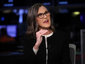Cathie Wood prend la parole lors d'une interview sur CNBC sur le parquet de la Bourse de New York (NYSE) à New York, le 27 février 2023.