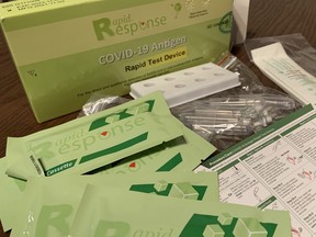 Les tests Rapid Response COVID-19 Antigen distribués aux parents par les écoles de l'Ontario sont représentés sur une photo d'archive prise à Ottawa le 15 décembre 2021.