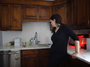 Une femme qui souffre de long COVID dans sa maison du Massachusetts.