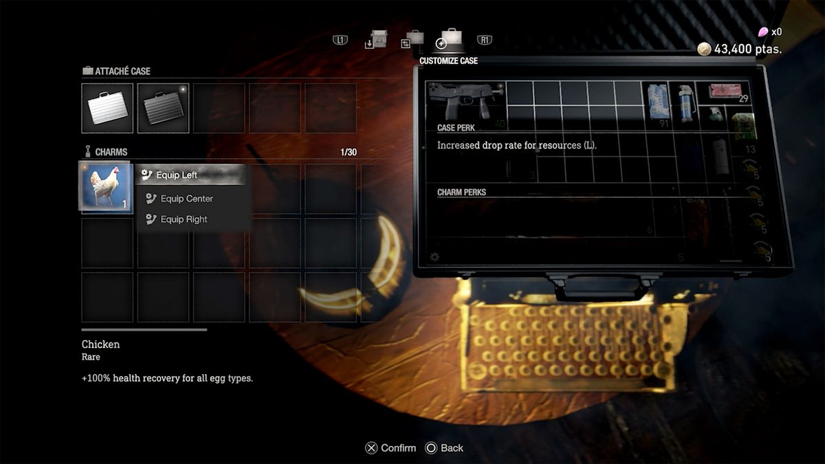 Une capture d'écran de la mallette et du menu des charmes du remake de Resident Evil 4, montrant le charme du poulet attaché à une mallette noire