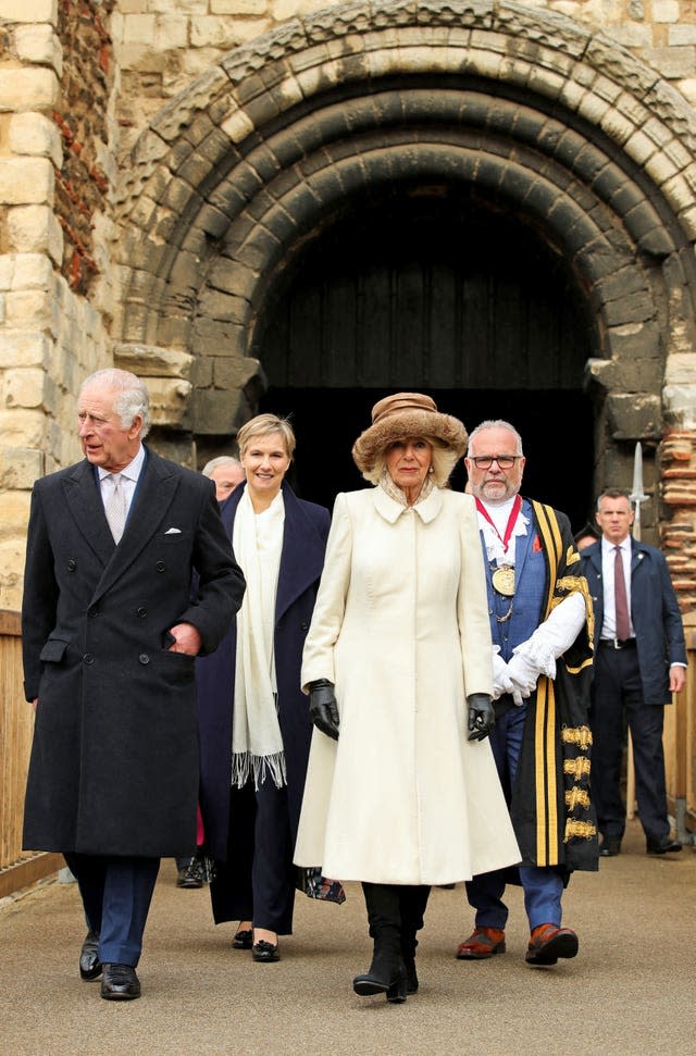 Le roi Charles et la reine consort lors d'une visite au château de Colchester 