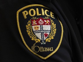 Un gros plan de l'insigne d'un agent de la Police d'Ottawa.