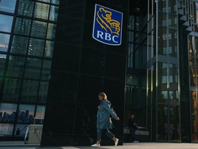 Statistique Canada publiera ce matin les chiffres du produit intérieur brut de décembre et du quatrième trimestre.  Une personne passe devant la signalisation RBC à Toronto le mardi 20 septembre 2022.